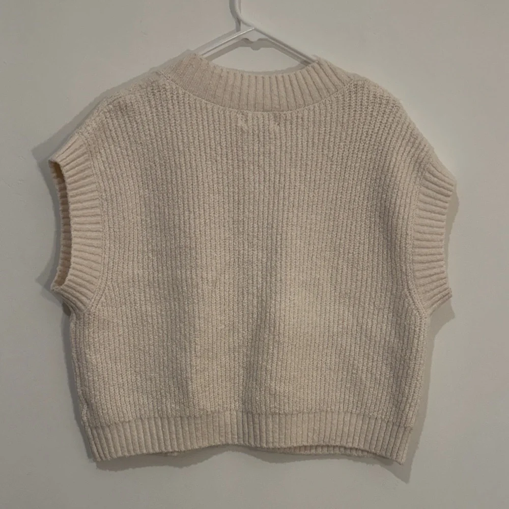 Universal Thread Women's V-Neck Sweater Vest Cream size L